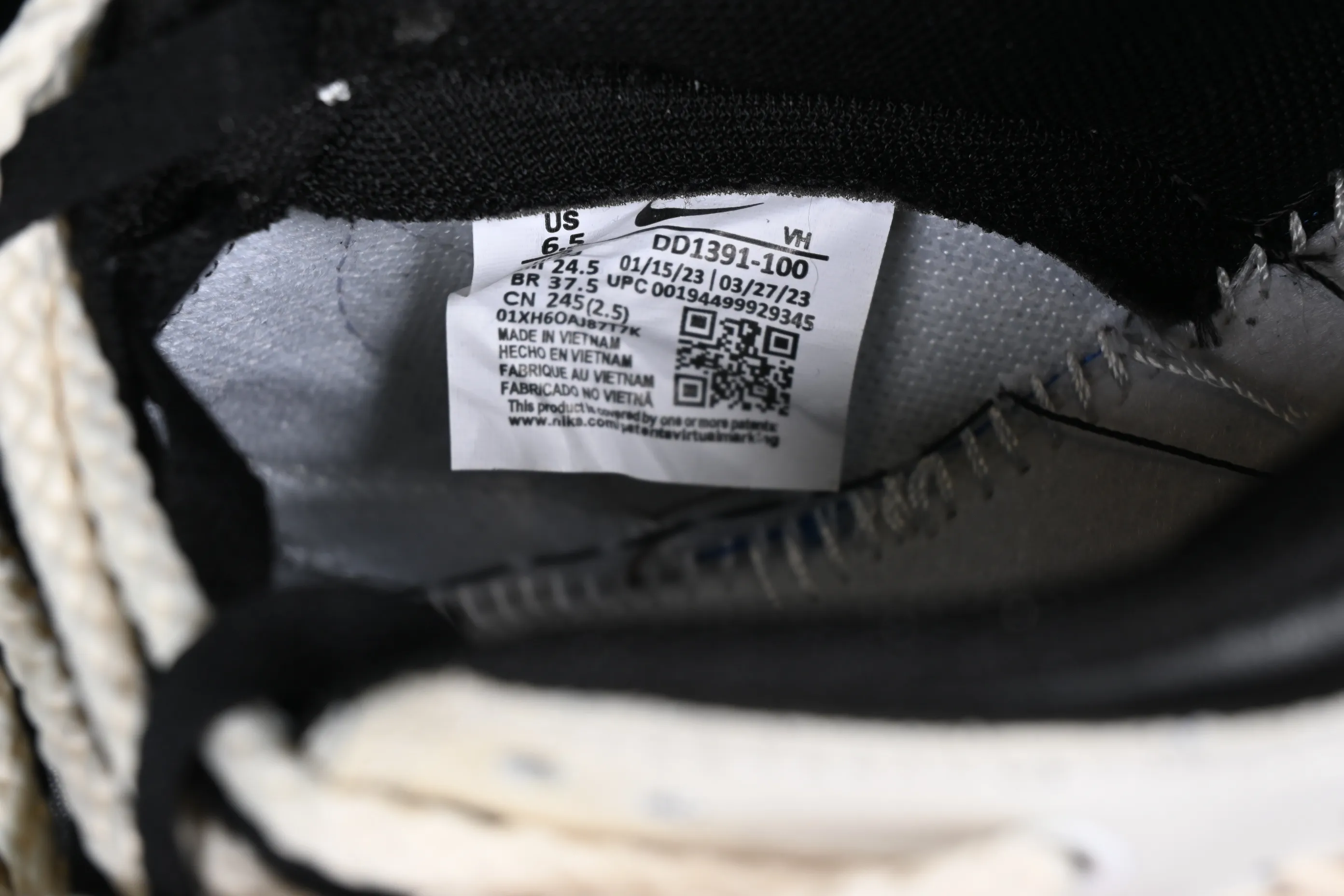 All Categories Nk SB Dunk Series Nk SB Dunk Low Low-top sneakers Nk Dunk Low College style Denim deconstruction Hand-stitched Customized SB strap low-top casual sneakers DD1391-100